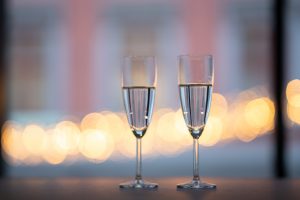 Bilde: to champagneglass med vann