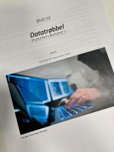 Bilde: forsiden til et dokument med bilde av en PC, tekst Datatrøbbel